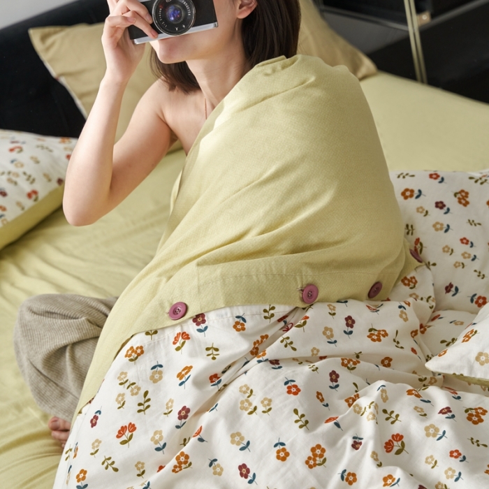 91家纺网 家纺一手货源 找家纺 时年 2023新款全棉母婴级有氧双层纱纽扣工艺款四件套-场景一 小熊花朵