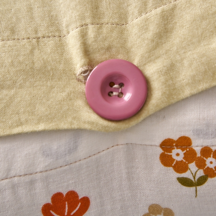 91家纺网 家纺一手货源 找家纺 时年 2023新款全棉母婴级有氧双层纱纽扣工艺款四件套-场景一 小熊花朵