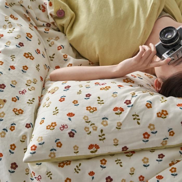 91家纺网 家纺一手货源 找家纺 时年 2023新款全棉母婴级有氧双层纱纽扣工艺款四件套-场景一 小熊花朵