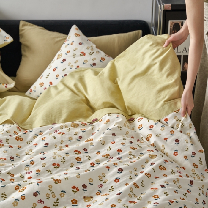 91家纺网 家纺一手货源 找家纺 时年 2023新款全棉母婴级有氧双层纱纽扣工艺款四件套-场景一 小熊花朵