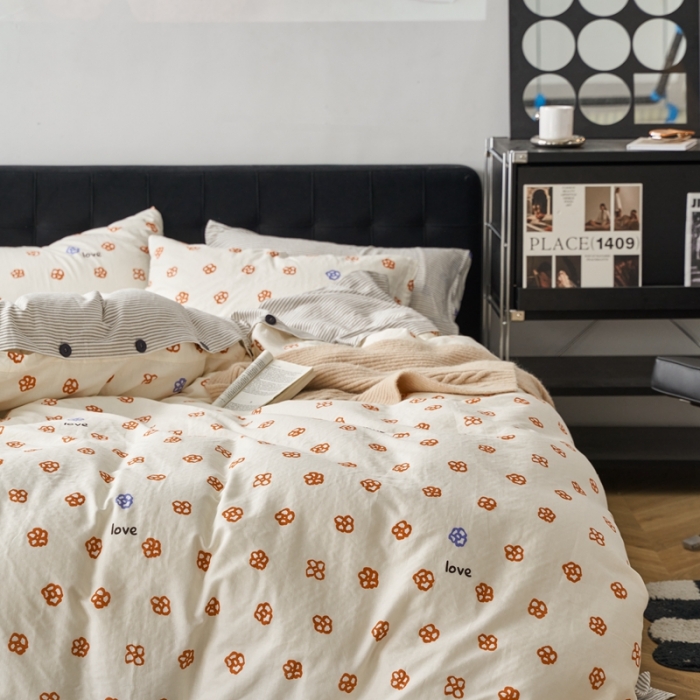 91家纺网 家纺一手货源 找家纺 时年 2023新款全棉母婴级有氧双层纱纽扣工艺款四件套-场景一 休闲时代-桔