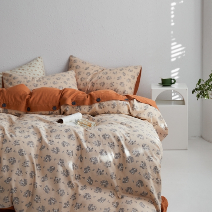 91家纺网 家纺一手货源 找家纺 （总）时年 2023新款全棉母婴级有氧双层纱纽扣工艺款四件套场景二