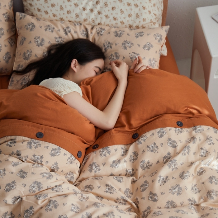 91家纺网 家纺一手货源 找家纺 （总）时年 2023新款全棉母婴级有氧双层纱纽扣工艺款四件套场景二