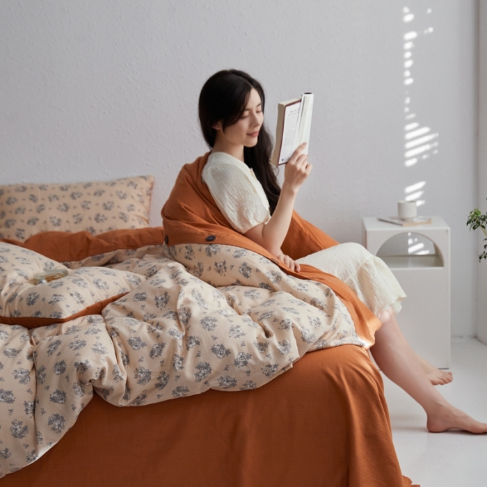 91家纺网 家纺一手货源 找家纺 （总）时年 2023新款全棉母婴级有氧双层纱纽扣工艺款四件套场景二