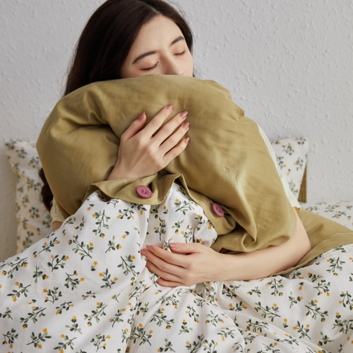 91家纺网 家纺一手货源 找家纺 时年 2023新款全棉母婴级有氧双层纱纽扣工艺款四件套-场景二 蓓蕾