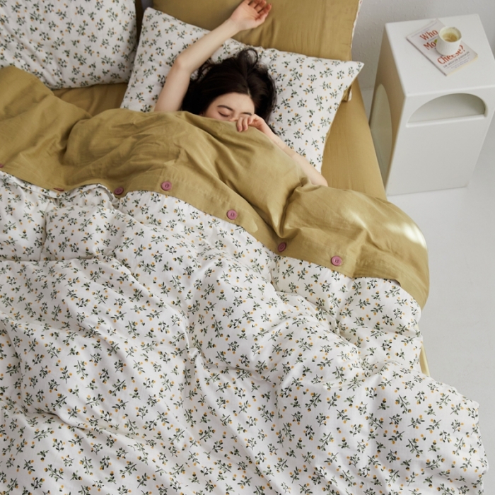 91家纺网 家纺一手货源 找家纺 时年 2023新款全棉母婴级有氧双层纱纽扣工艺款四件套-场景二 蓓蕾