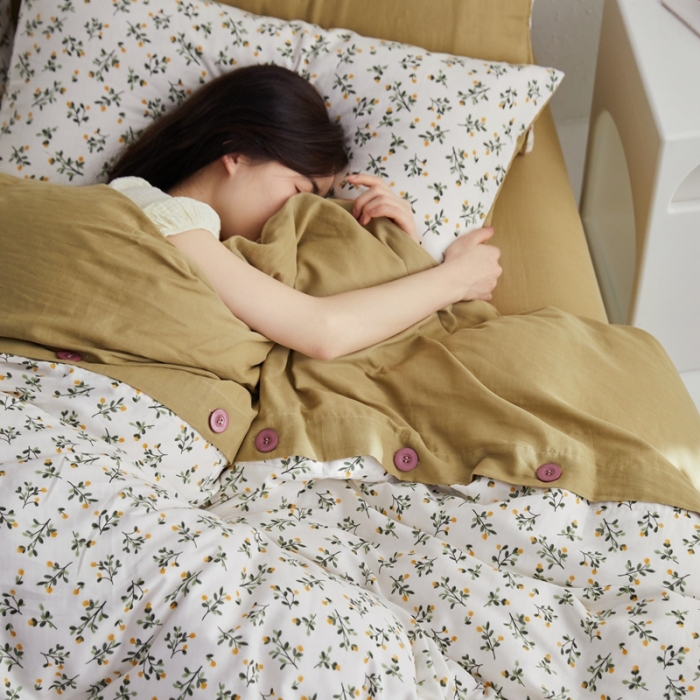 91家纺网 家纺一手货源 找家纺 时年 2023新款全棉母婴级有氧双层纱纽扣工艺款四件套-场景二 蓓蕾