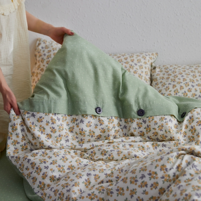 91家纺网 家纺一手货源 找家纺 时年 2023新款全棉母婴级有氧双层纱纽扣工艺款四件套-场景二 花半里