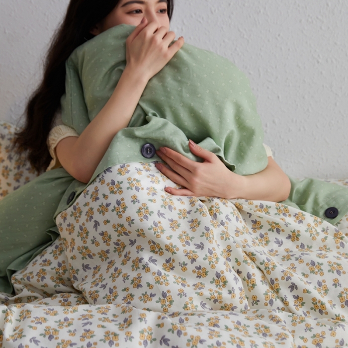 91家纺网 家纺一手货源 找家纺 时年 2023新款全棉母婴级有氧双层纱纽扣工艺款四件套-场景二 花半里