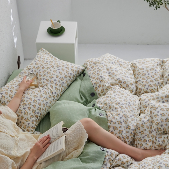 91家纺网 家纺一手货源 找家纺 时年 2023新款全棉母婴级有氧双层纱纽扣工艺款四件套-场景二 花半里