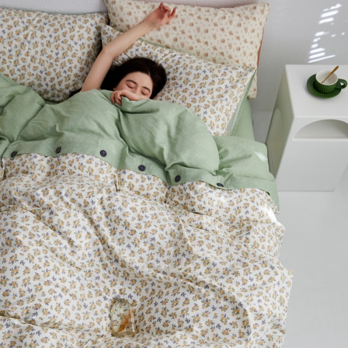 91家纺网 家纺一手货源 找家纺 时年 2023新款全棉母婴级有氧双层纱纽扣工艺款四件套-场景二 花半里