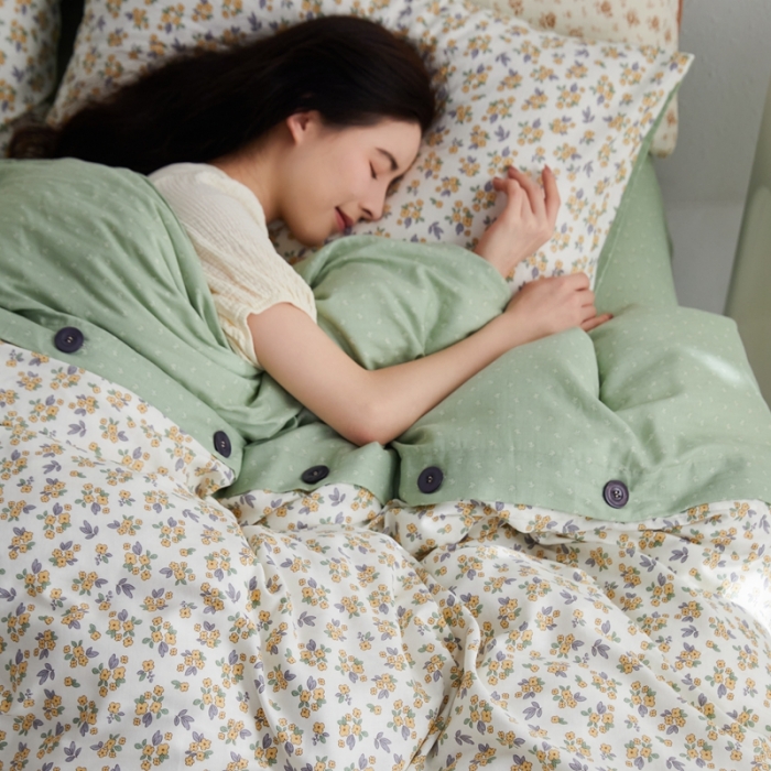 91家纺网 家纺一手货源 找家纺 时年 2023新款全棉母婴级有氧双层纱纽扣工艺款四件套-场景二 花半里