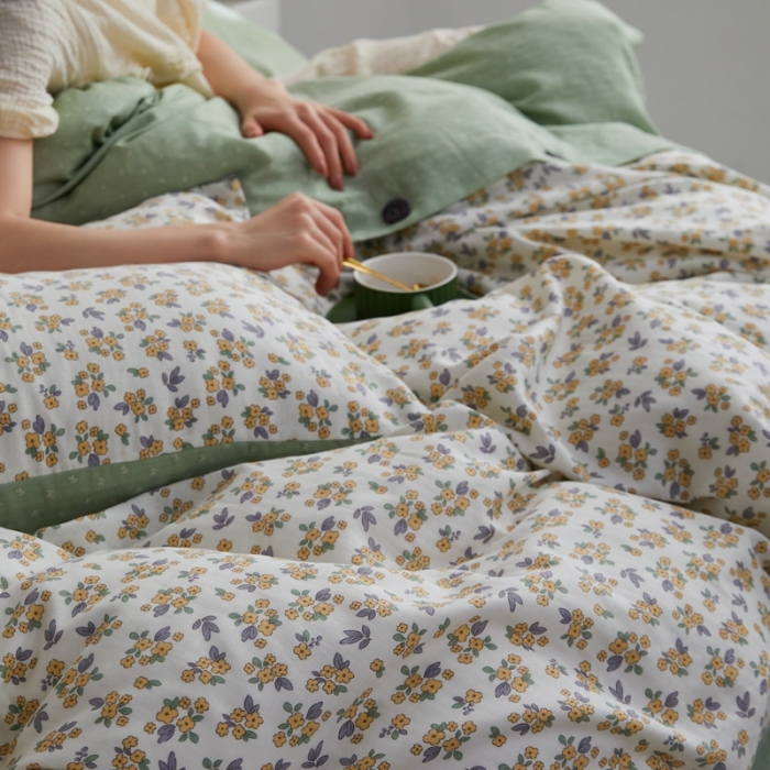 91家纺网 家纺一手货源 找家纺 时年 2023新款全棉母婴级有氧双层纱纽扣工艺款四件套-场景二 花半里