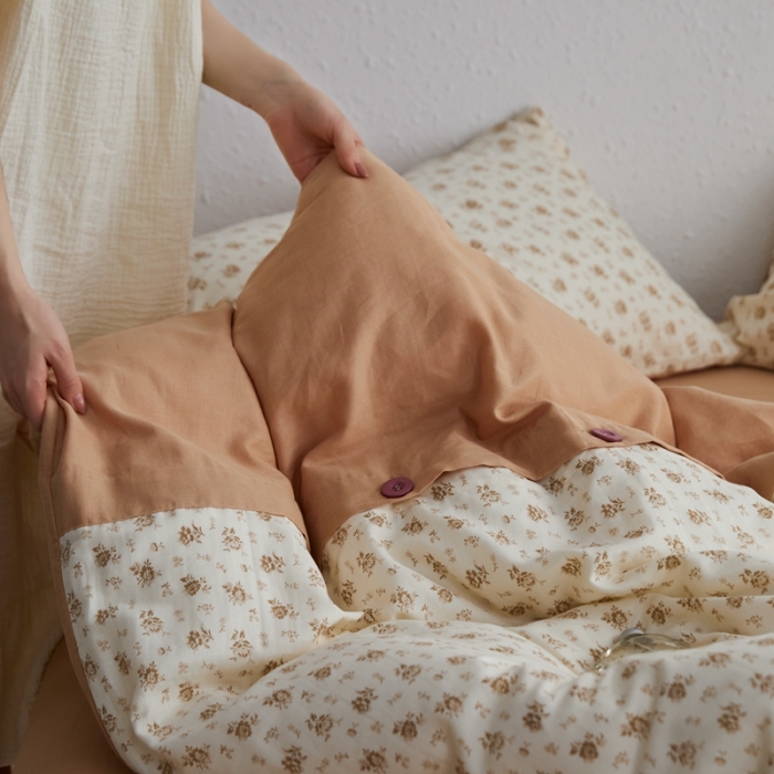 91家纺网 家纺一手货源 找家纺 时年 2023新款全棉母婴级有氧双层纱纽扣工艺款四件套-场景二 小薇