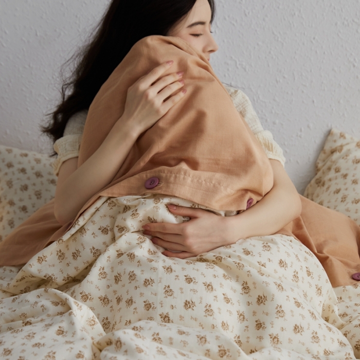 91家纺网 家纺一手货源 找家纺 时年 2023新款全棉母婴级有氧双层纱纽扣工艺款四件套-场景二 小薇