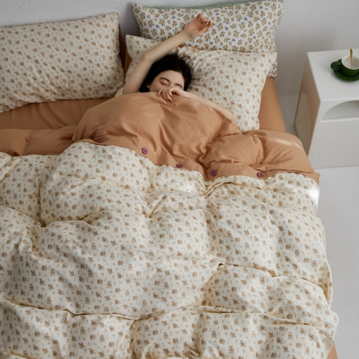 91家纺网 家纺一手货源 找家纺 时年 2023新款全棉母婴级有氧双层纱纽扣工艺款四件套-场景二 小薇