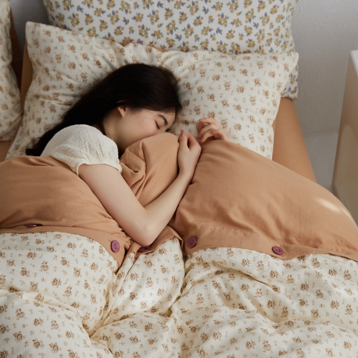 91家纺网 家纺一手货源 找家纺 时年 2023新款全棉母婴级有氧双层纱纽扣工艺款四件套-场景二 小薇