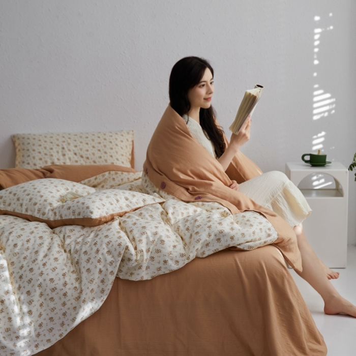 91家纺网 家纺一手货源 找家纺 时年 2023新款全棉母婴级有氧双层纱纽扣工艺款四件套-场景二 小薇