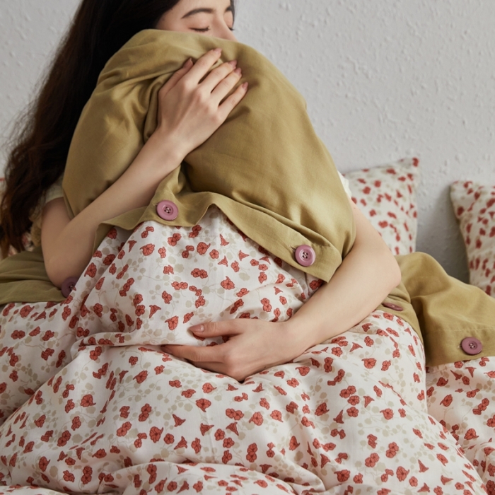 91家纺网 家纺一手货源 找家纺 时年 2023新款全棉母婴级有氧双层纱纽扣工艺款四件套-场景二 叶语纷飞