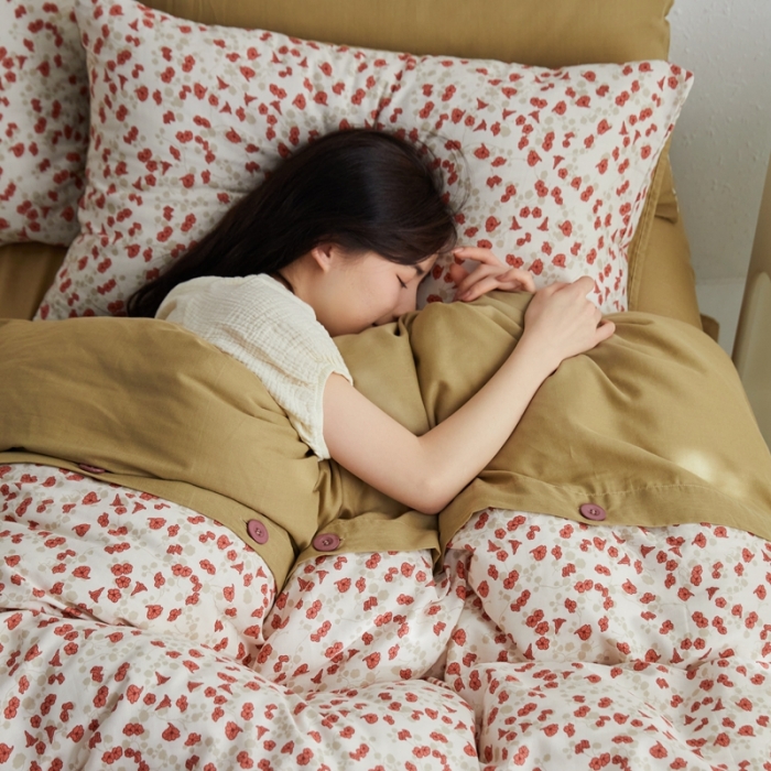 91家纺网 家纺一手货源 找家纺 时年 2023新款全棉母婴级有氧双层纱纽扣工艺款四件套-场景二 叶语纷飞