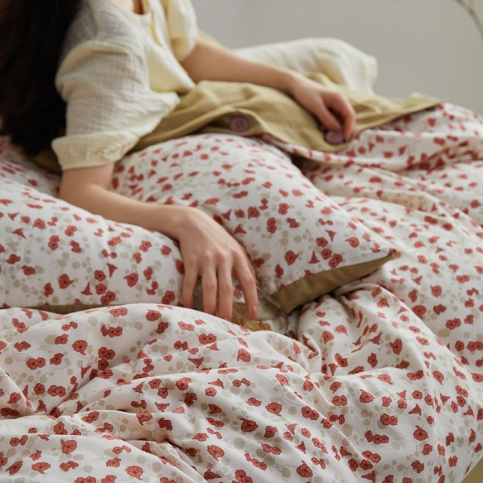 91家纺网 家纺一手货源 找家纺 时年 2023新款全棉母婴级有氧双层纱纽扣工艺款四件套-场景二 叶语纷飞