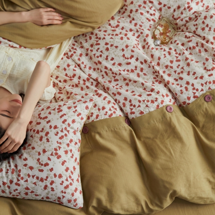 91家纺网 家纺一手货源 找家纺 时年 2023新款全棉母婴级有氧双层纱纽扣工艺款四件套-场景二 叶语纷飞