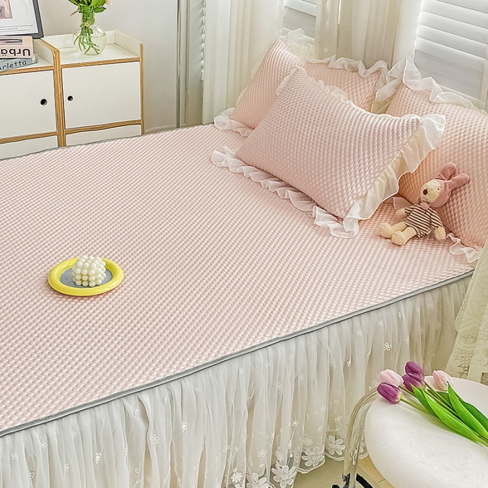 91家纺网 家纺一手货源 找家纺 （总）罗艺轩 2024新款抗菌高克重双层复合床裙款豆豆席三件套倾城雅韵