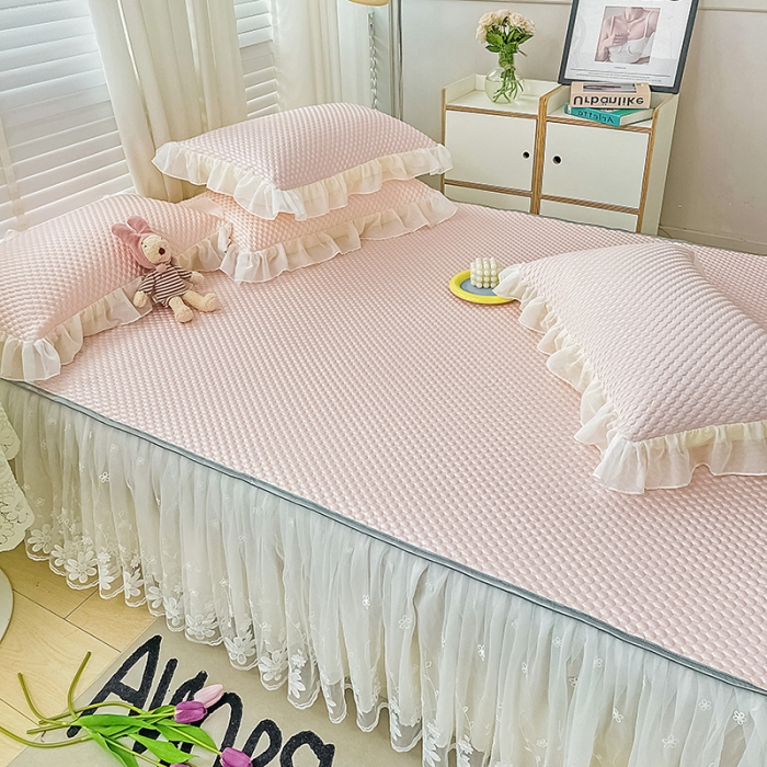 91家纺网 家纺一手货源 找家纺 （总）罗艺轩 2024新款抗菌高克重双层复合床裙款豆豆席三件套倾城雅韵