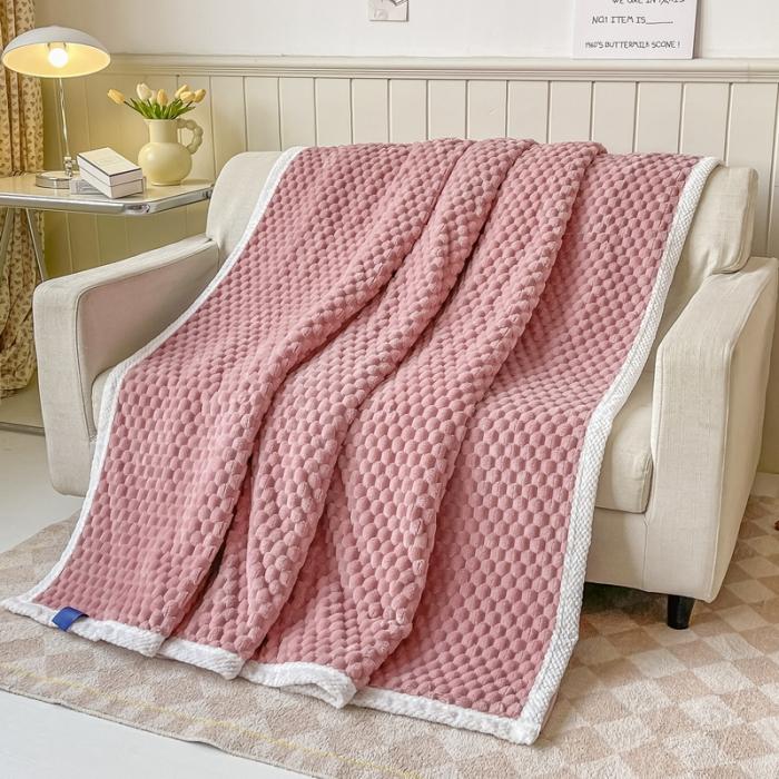 91家纺网 家纺一手货源 找家纺 270克金龟绒毛毯 菠萝格包边多功能盖毯 纯色空调毯法莱绒毯子豆沙粉