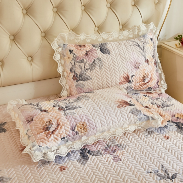 91家纺网 家纺一手货源 找家纺 恋尚  2024新款床笠式可拆卸冰丝夹棉 床裙软席三件套 花开那时