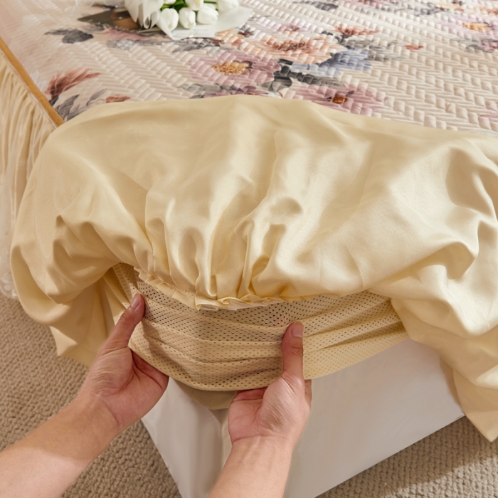 91家纺网 家纺一手货源 找家纺 恋尚  2024新款床笠式可拆卸冰丝夹棉 床裙软席三件套 花开那时