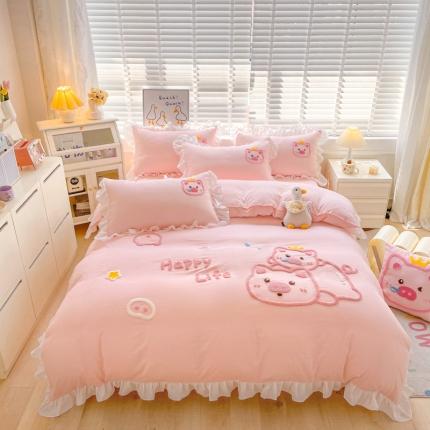 91家纺网 家纺一手货源 找家纺 泉欣2024新款水洗亲肤棉大版绣花四件套（专版花型）猪猪系列 萌小猪-粉玉