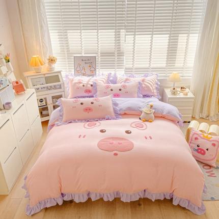 91家纺网 家纺一手货源 找家纺 泉欣2024新款水洗亲肤棉大版绣花四件套（专版花型）猪猪系列 猪宝贝-粉紫