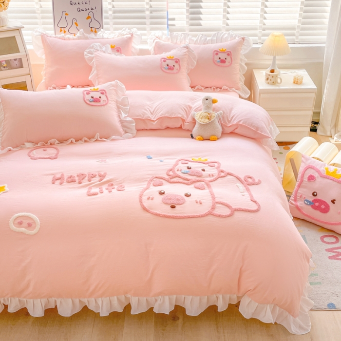 91家纺网 家纺一手货源 找家纺 泉欣2024新款水洗亲肤棉大版绣花四件套（专版花型）猪猪系列 萌小猪-粉玉