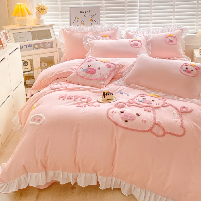 91家纺网 家纺一手货源 找家纺 泉欣2024新款水洗亲肤棉大版绣花四件套（专版花型）猪猪系列 萌小猪-粉玉