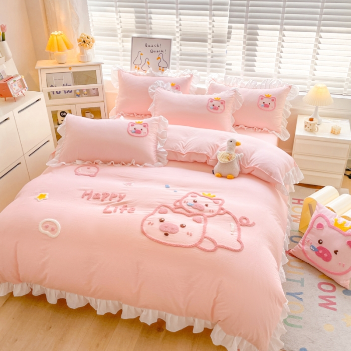 91家纺网 家纺一手货源 找家纺 泉欣2024新款水洗亲肤棉大版绣花四件套（专版花型）猪猪系列 萌小猪-粉玉