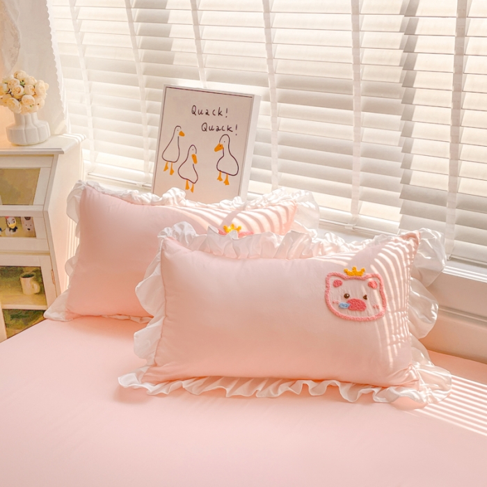 91家纺网 家纺一手货源 找家纺 泉欣2024新款水洗亲肤棉大版绣花四件套（专版花型）猪猪系列 萌小猪-粉玉