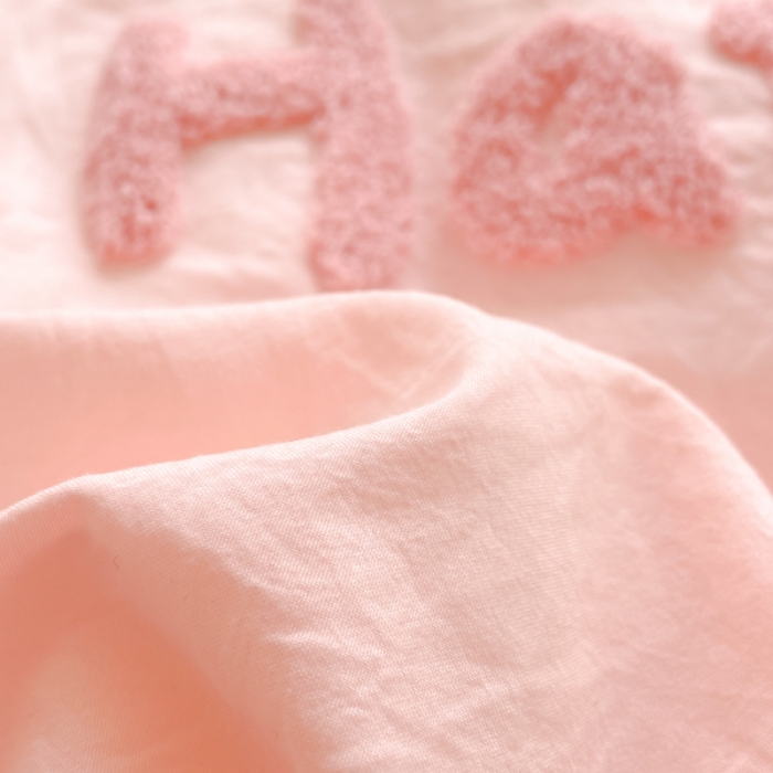 91家纺网 家纺一手货源 找家纺 泉欣2024新款水洗亲肤棉大版绣花四件套（专版花型）猪猪系列 萌小猪-粉玉