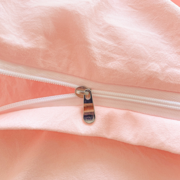 91家纺网 家纺一手货源 找家纺 泉欣2024新款水洗亲肤棉大版绣花四件套（专版花型）猪猪系列 萌小猪-粉紫