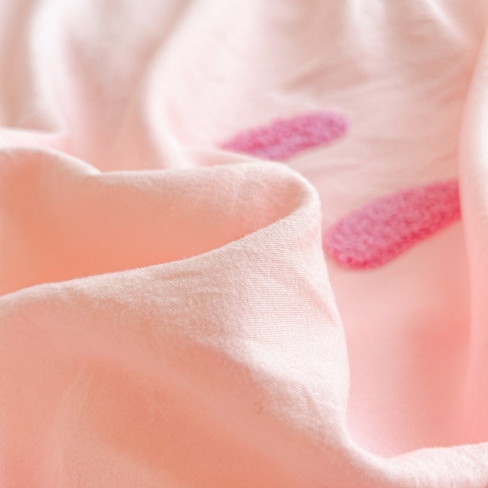 91家纺网 家纺一手货源 找家纺 泉欣2024新款水洗亲肤棉大版绣花四件套（专版花型）猪猪系列 萌小猪-粉紫