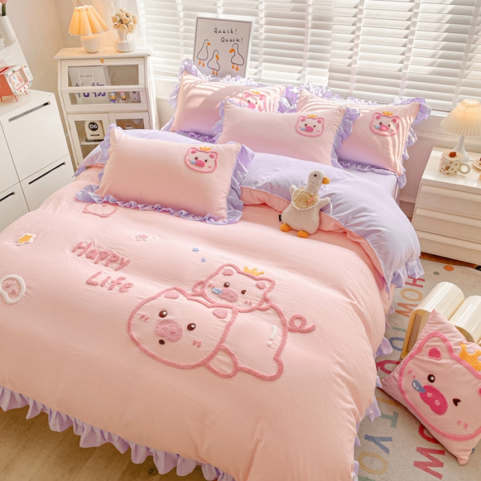 91家纺网 家纺一手货源 找家纺 泉欣2024新款水洗亲肤棉大版绣花四件套（专版花型）猪猪系列 萌小猪-粉紫