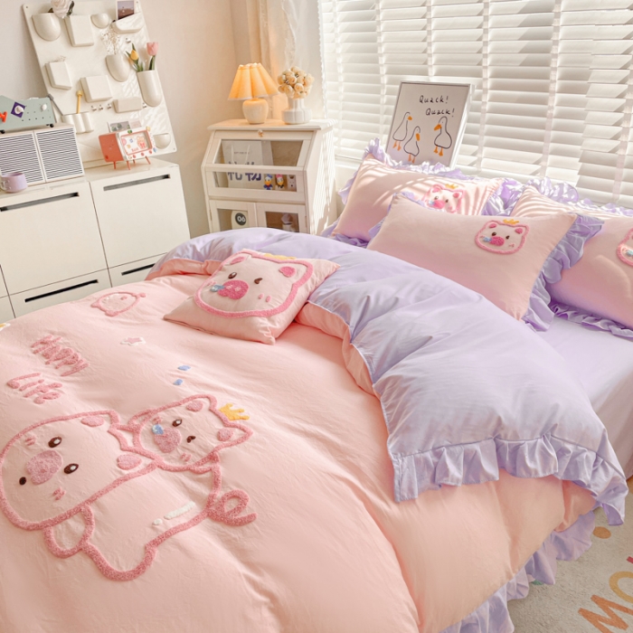 91家纺网 家纺一手货源 找家纺 泉欣2024新款水洗亲肤棉大版绣花四件套（专版花型）猪猪系列 萌小猪-粉紫