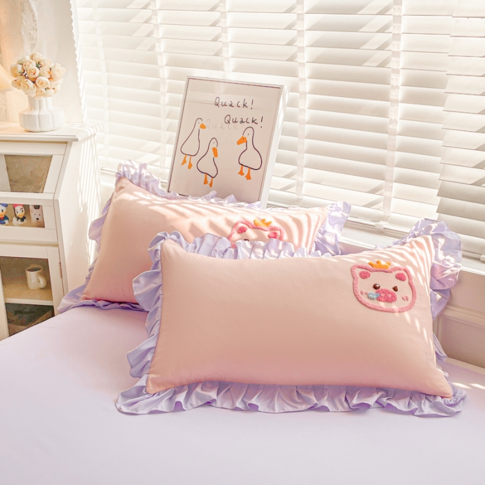 91家纺网 家纺一手货源 找家纺 泉欣2024新款水洗亲肤棉大版绣花四件套（专版花型）猪猪系列 萌小猪-粉紫