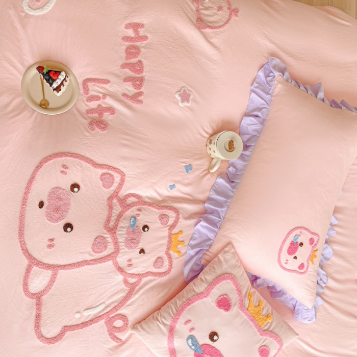 91家纺网 家纺一手货源 找家纺 泉欣2024新款水洗亲肤棉大版绣花四件套（专版花型）猪猪系列 萌小猪-粉紫