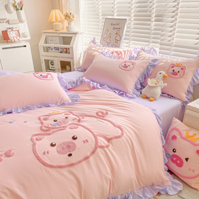 91家纺网 家纺一手货源 找家纺 泉欣2024新款水洗亲肤棉大版绣花四件套（专版花型）猪猪系列 萌小猪-粉紫