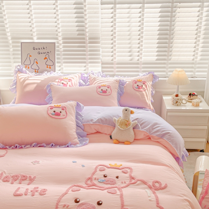 91家纺网 家纺一手货源 找家纺 泉欣2024新款水洗亲肤棉大版绣花四件套（专版花型）猪猪系列 萌小猪-粉紫