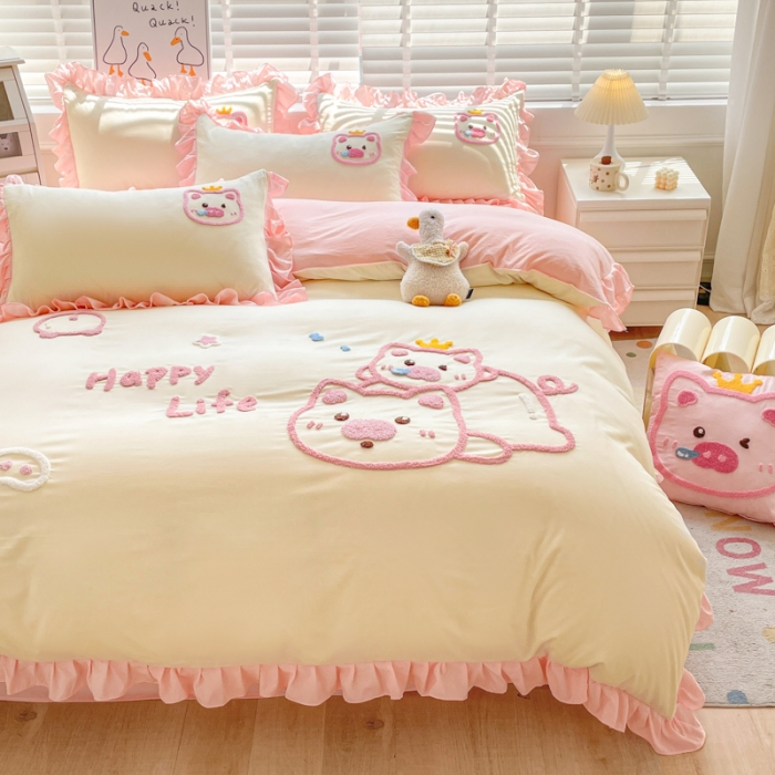 91家纺网 家纺一手货源 找家纺 泉欣2024新款水洗亲肤棉大版绣花四件套（专版花型）猪猪系列 萌小猪-奶黄粉