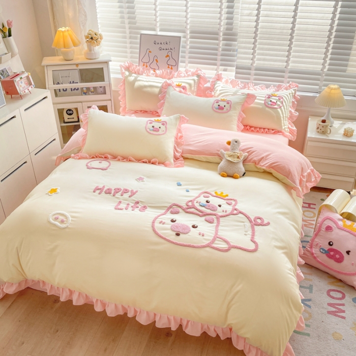 91家纺网 家纺一手货源 找家纺 泉欣2024新款水洗亲肤棉大版绣花四件套（专版花型）猪猪系列 萌小猪-奶黄粉