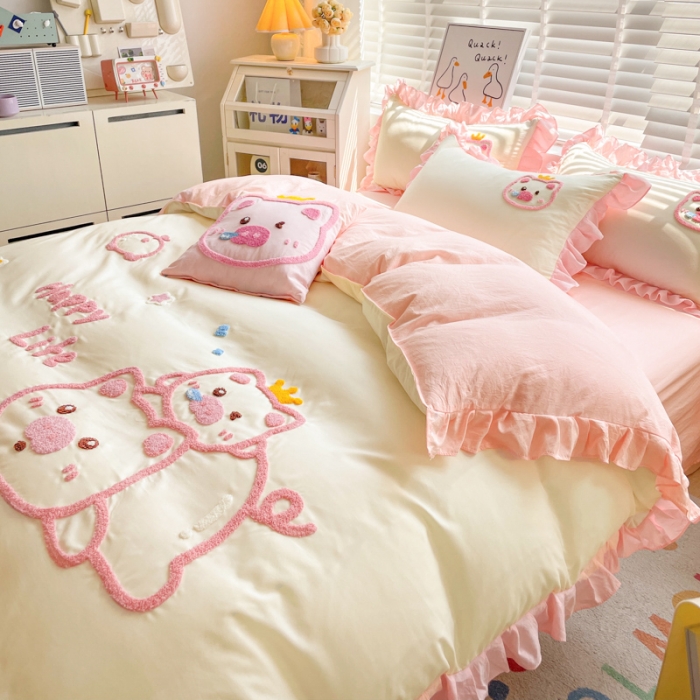 91家纺网 家纺一手货源 找家纺 泉欣2024新款水洗亲肤棉大版绣花四件套（专版花型）猪猪系列 萌小猪-奶黄粉