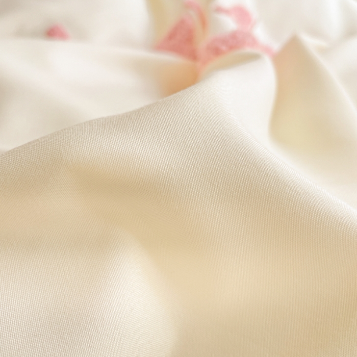 91家纺网 家纺一手货源 找家纺 泉欣2024新款水洗亲肤棉大版绣花四件套（专版花型）猪猪系列 萌小猪-奶黄粉